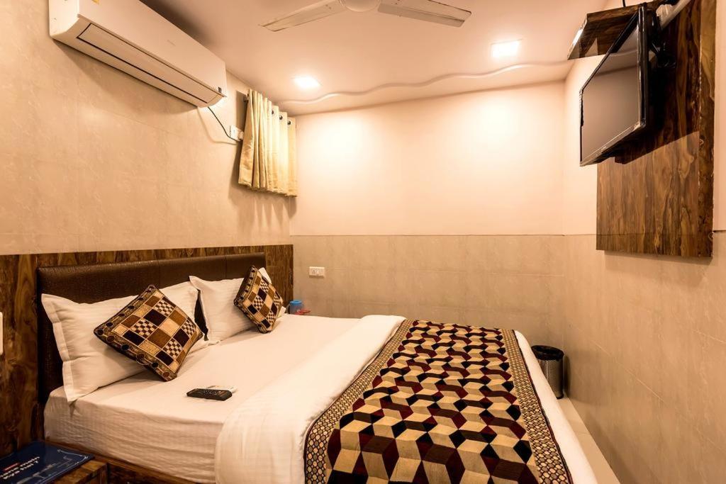 Hotel Kf Residency ムンバイ エクステリア 写真